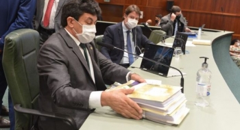 Oposição debate destinação de R$ 600 milhões para UEG na LOA